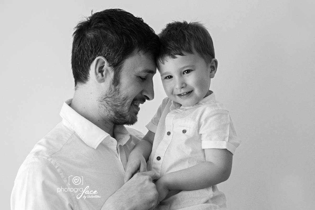 B&W image of dad and son- baby photography richmond