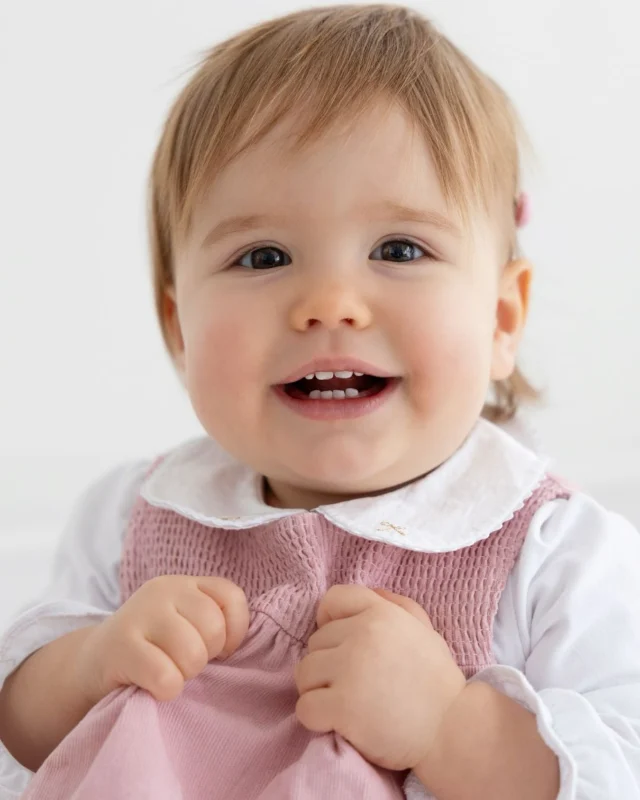 Friday mood: Joy for no reason. Giggles on demand. Wearing your best neutral and letting the light hit just right.
Basically… life goals. 😍
How’s your Friday going?

#fridaymood #babyvibes #lifegoal  #londonbabyphotographer