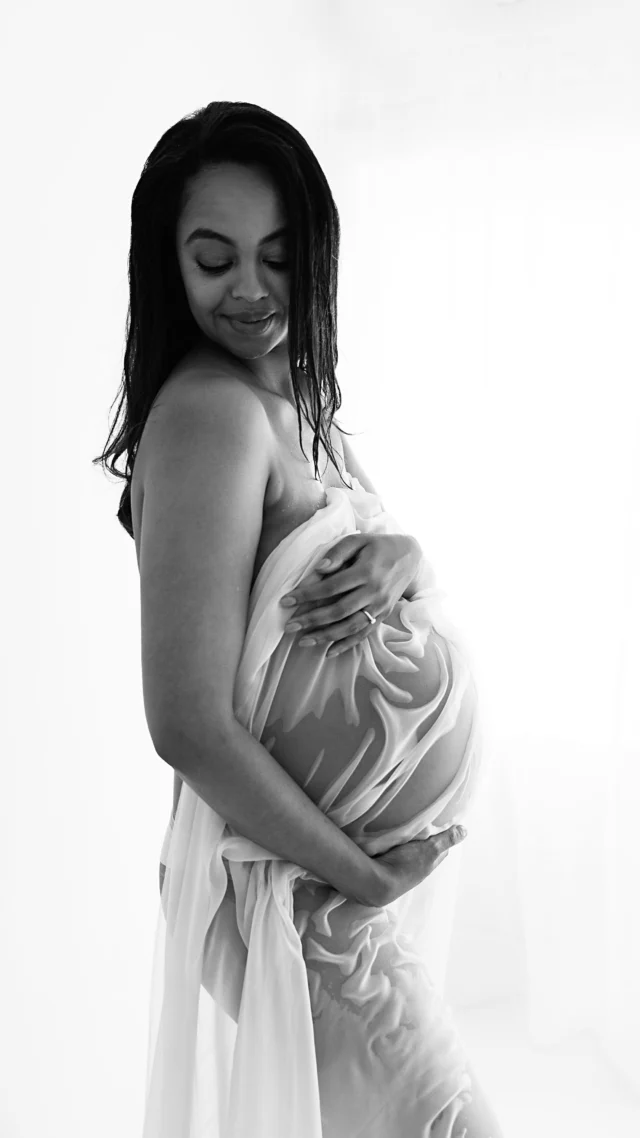 “Colour is descriptive. Black and white is interpretive.” — Elliott Erwitt

Sometimes, the quietest images speak the loudest.
 Stripped back. Soft. Honest.

#blackandwhitephotography #maternityphotography #pregnancyphotos #londonmaternityphotographer #minimalportrait #timelessphotos #pregnancyphotography